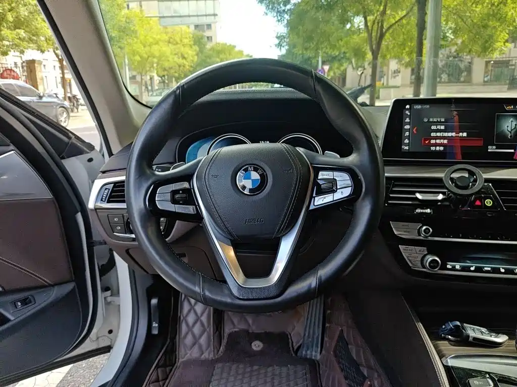BMW 5 Series — миниатюра 3