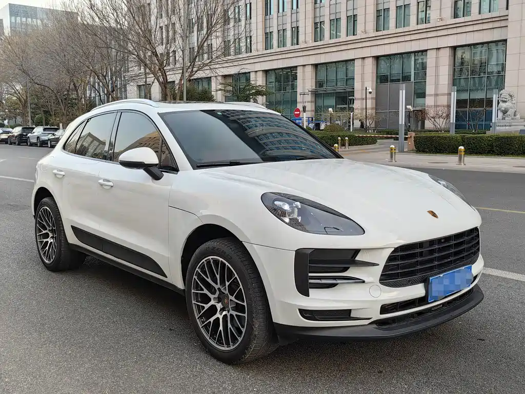 PORSCHE MACAN
