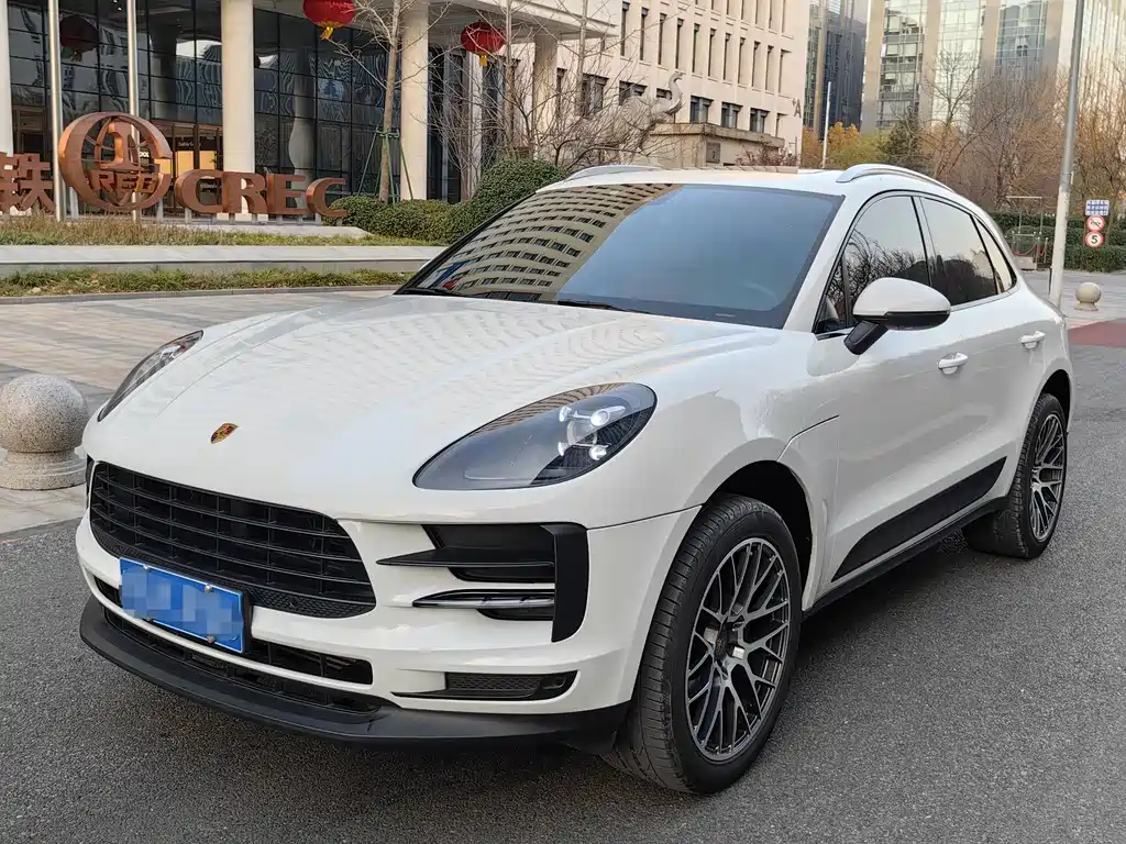 PORSCHE MACAN
