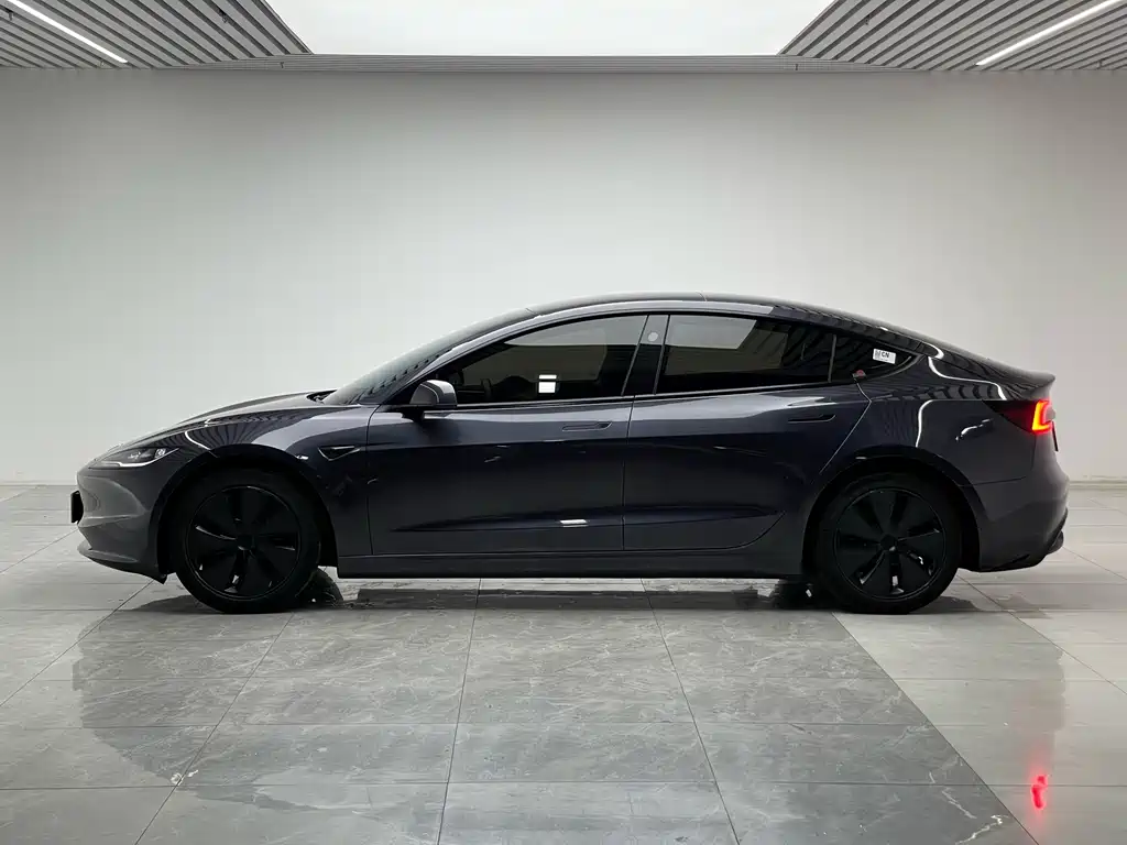 Tesla Model 3 — миниатюра 7