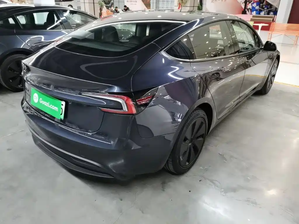 Tesla Model 3 — миниатюра 7