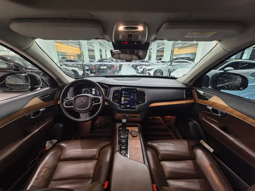 Volvo XC90 2018 T6 7 мест