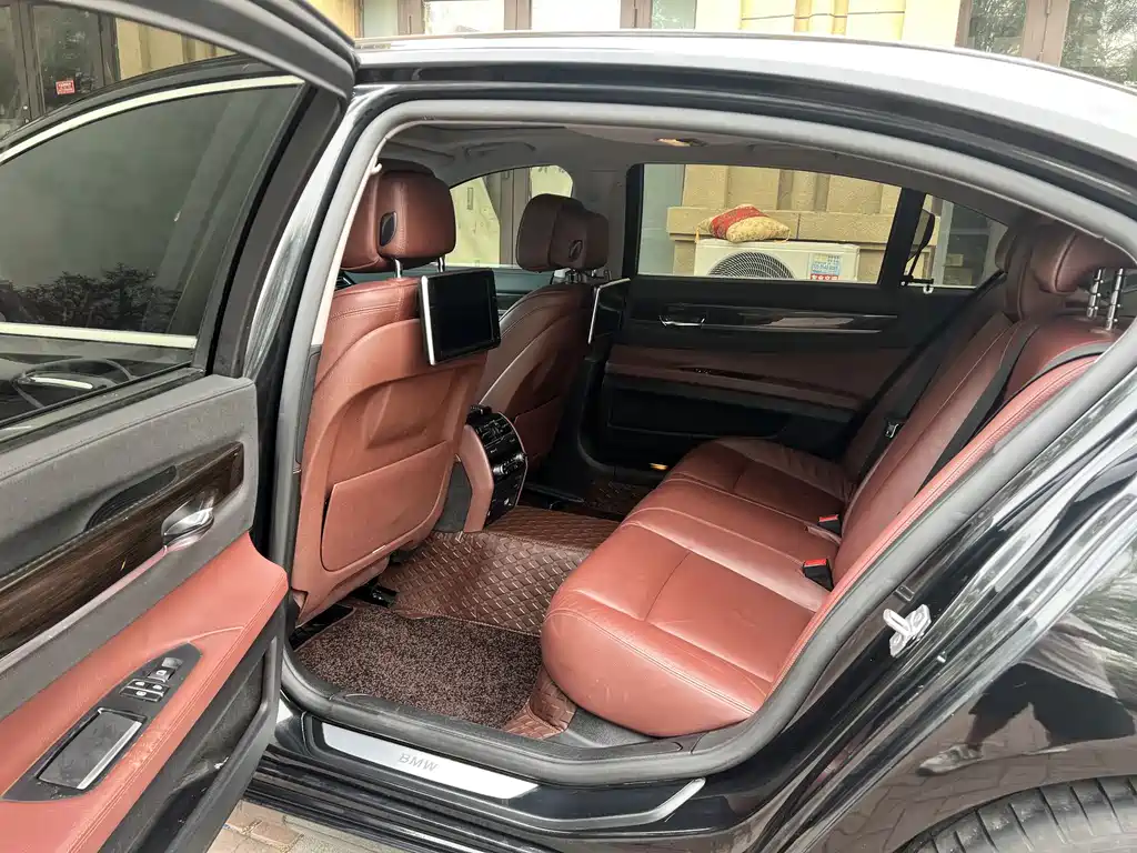 BMW 7 Series — миниатюра 13