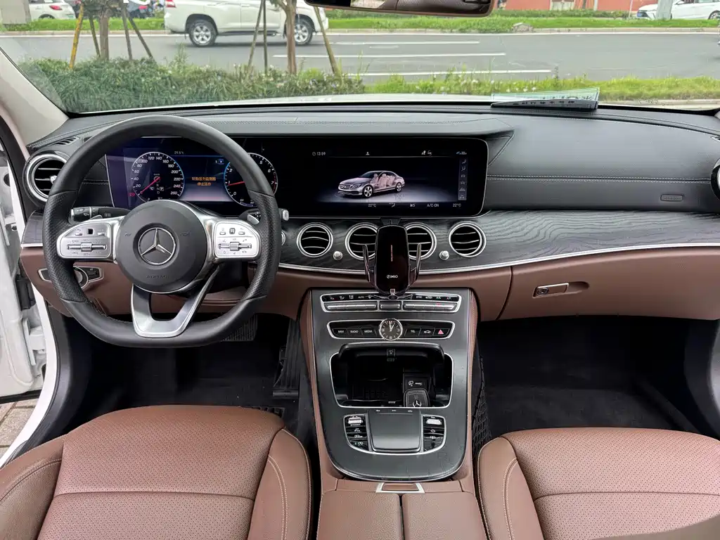 Mercedes-Benz E-Class — миниатюра 8