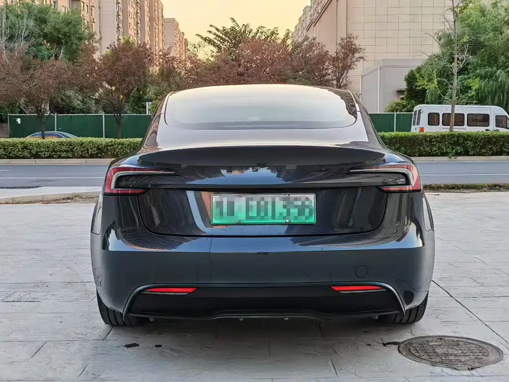 Tesla Model 3 — миниатюра 7