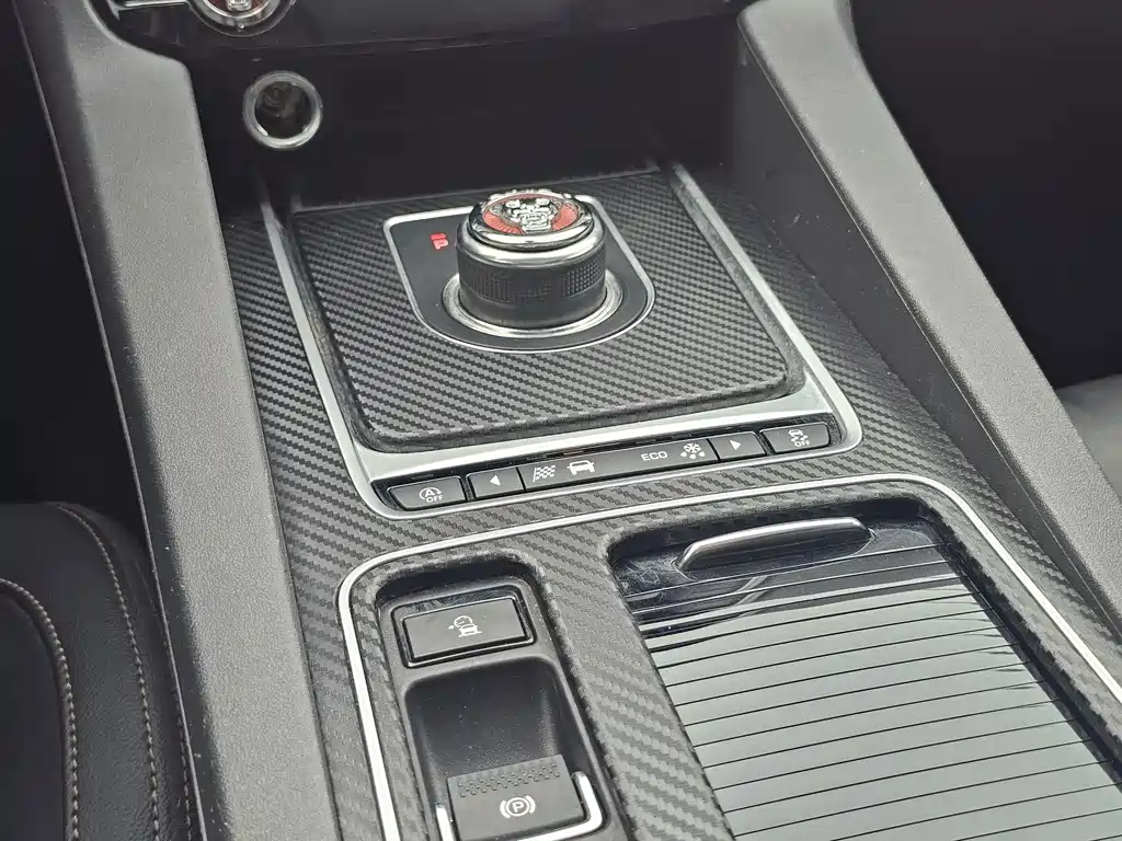 Jaguar F-PACE — миниатюра 8