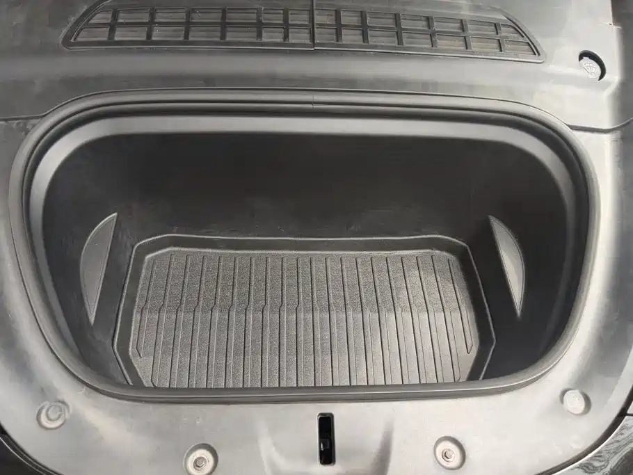 Tesla Model Y — миниатюра 10
