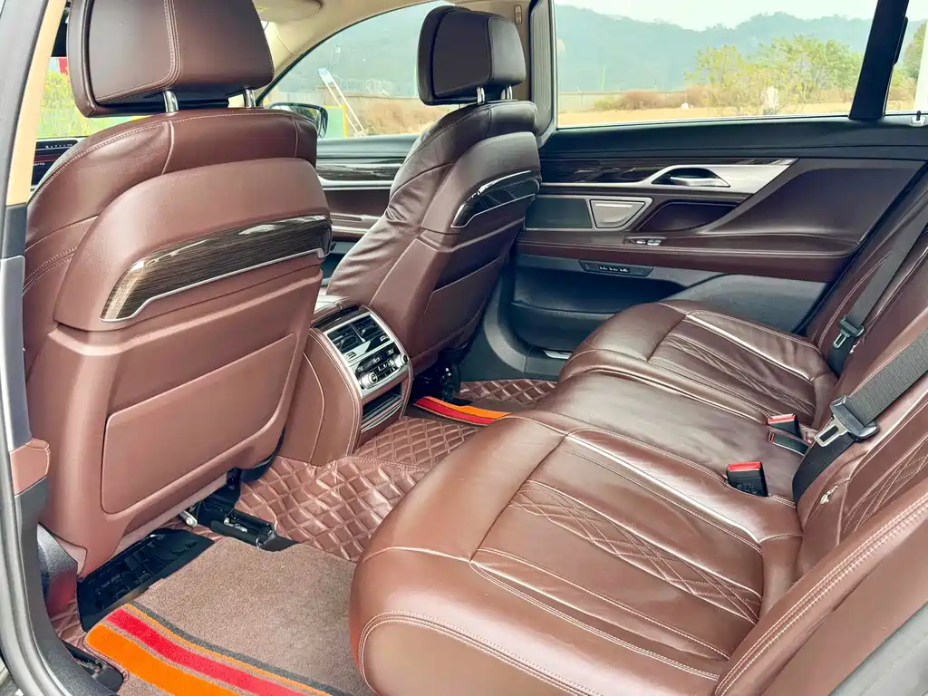 BMW 7 Series — миниатюра 7