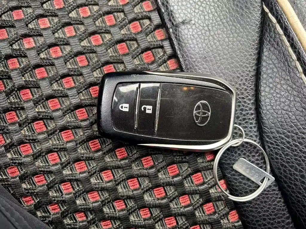 Toyota RAV4 — миниатюра 9