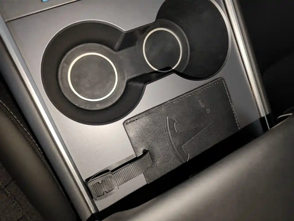 Tesla Model Y — миниатюра 9