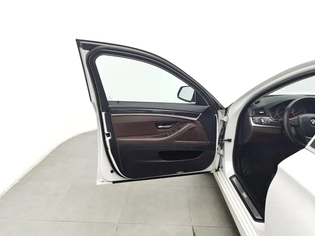 BMW 5 Series — миниатюра 8