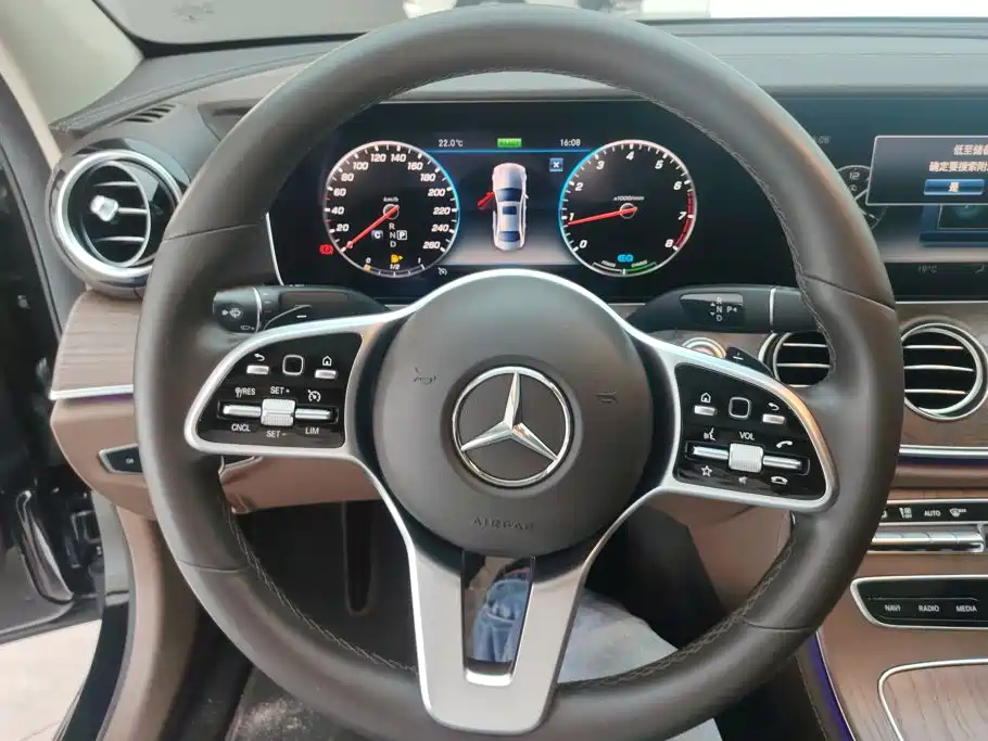 Mercedes-Benz E-Class — миниатюра 15