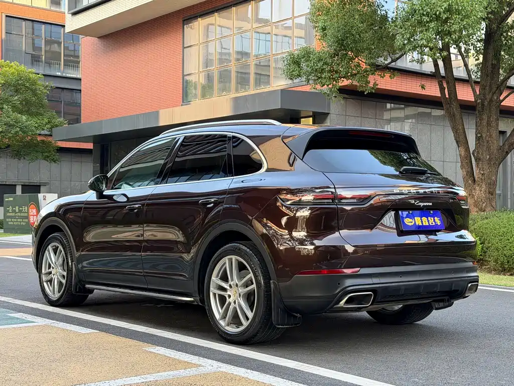 Porsche Cayenne — миниатюра 3