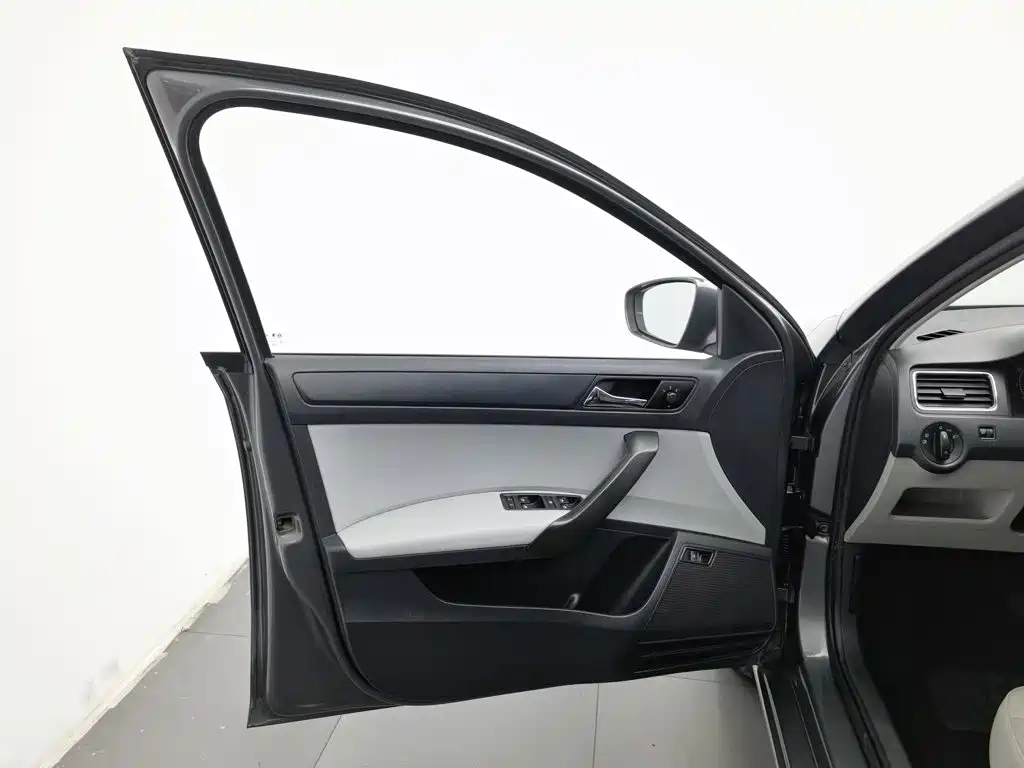 Skoda Rapid — миниатюра 8