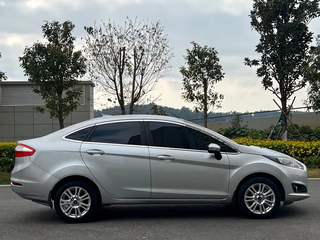 Ford Fiesta 2013 1.5L MT Fashion
