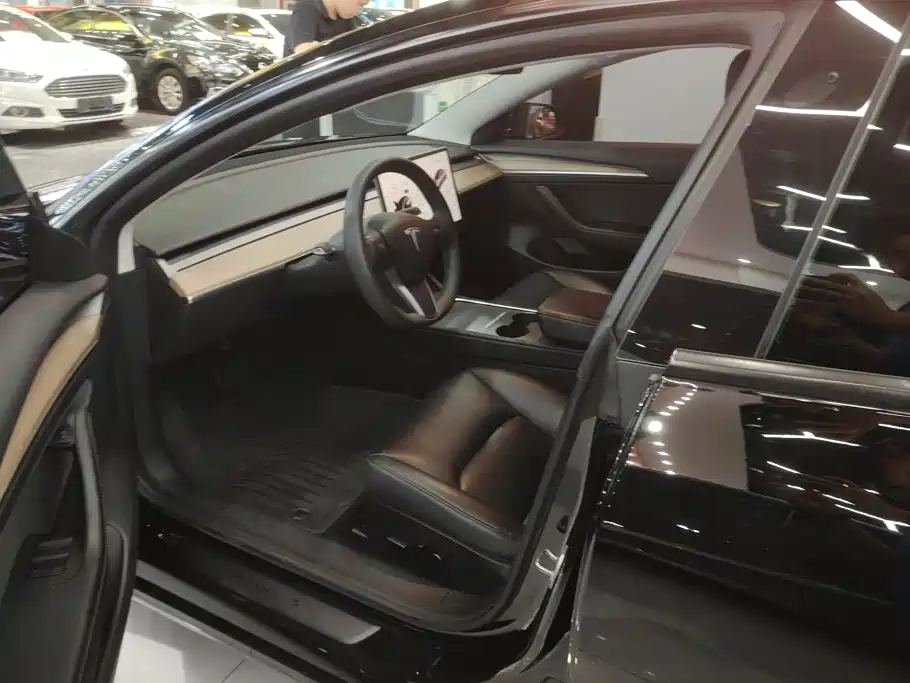 Tesla Model 3 — миниатюра 9