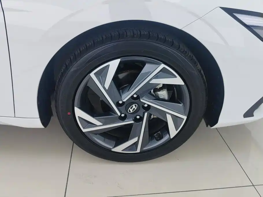 Hyundai Elantra — миниатюра 6