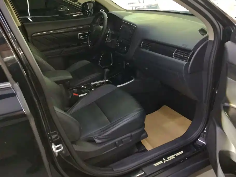 Mitsubishi Outlander — миниатюра 8