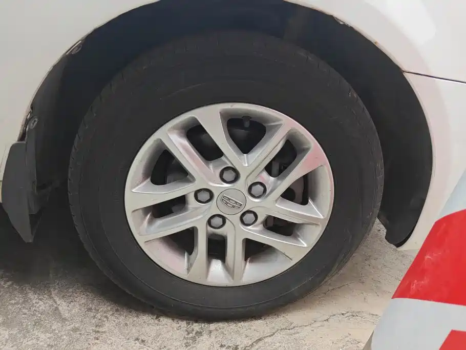 Geely Emgrand — миниатюра 6