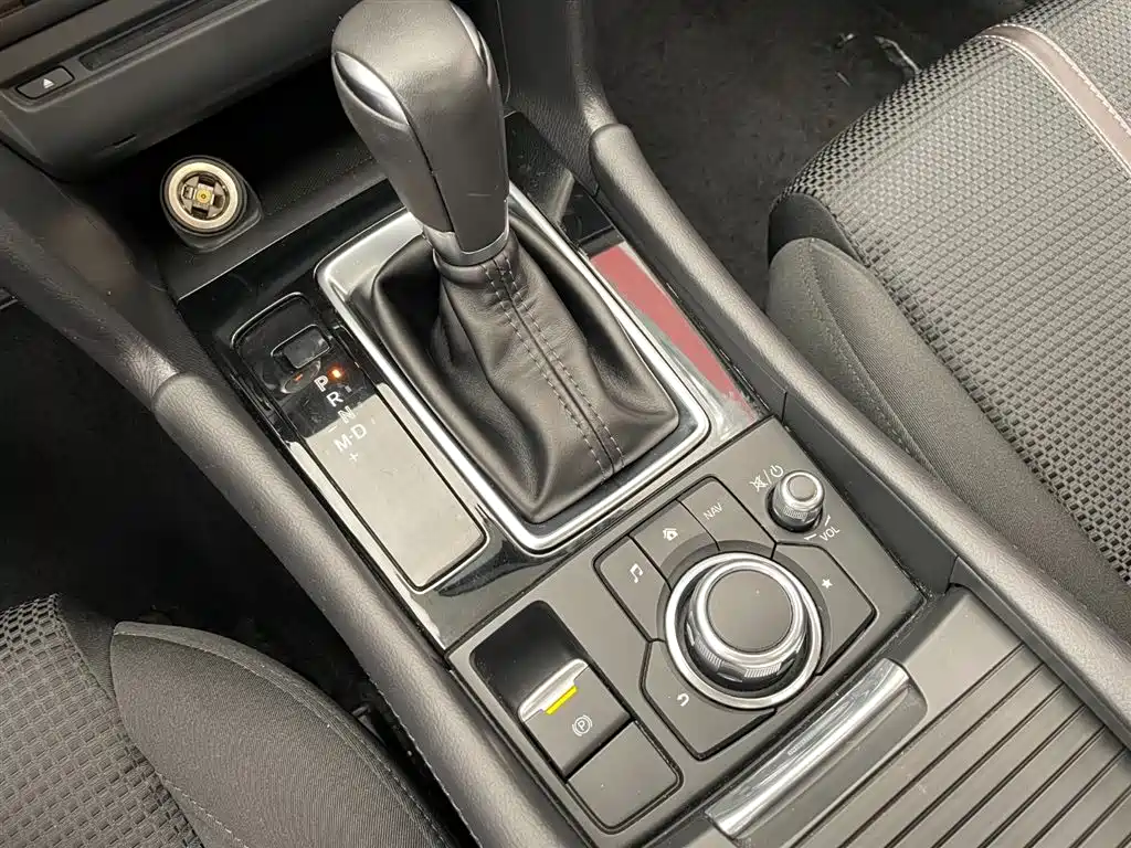 Mazda Mazda3 3 2017 2.0L AT Luxury V