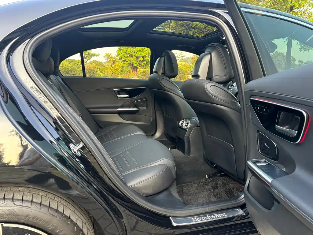Mercedes-Benz C-Class — миниатюра 8