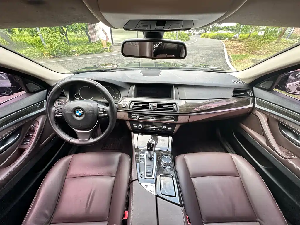 BMW 5 Series — миниатюра 9