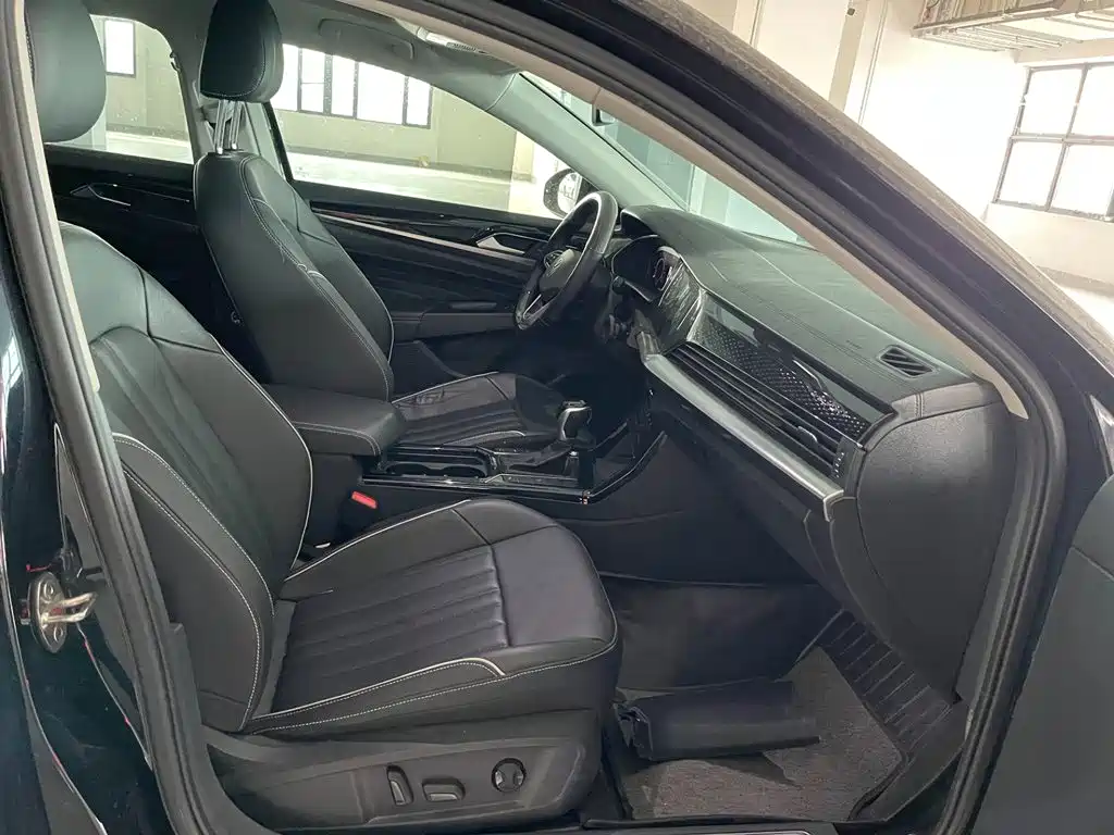 Volkswagen Passat PHEV — миниатюра 11