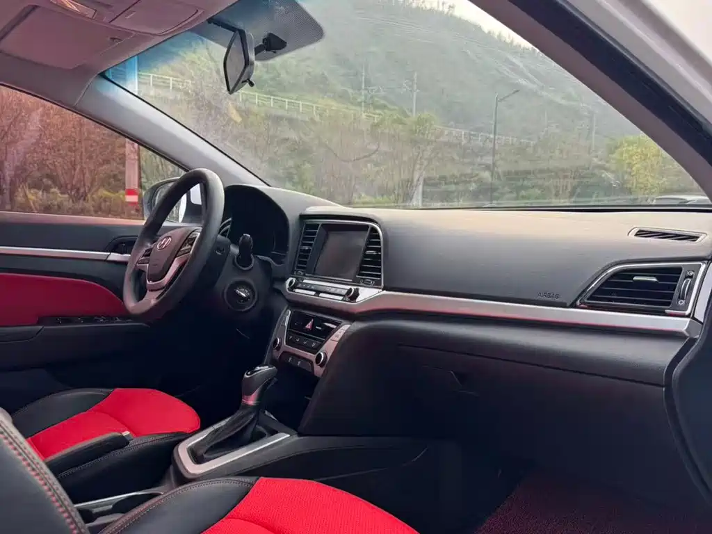 Hyundai Elantra — миниатюра 6