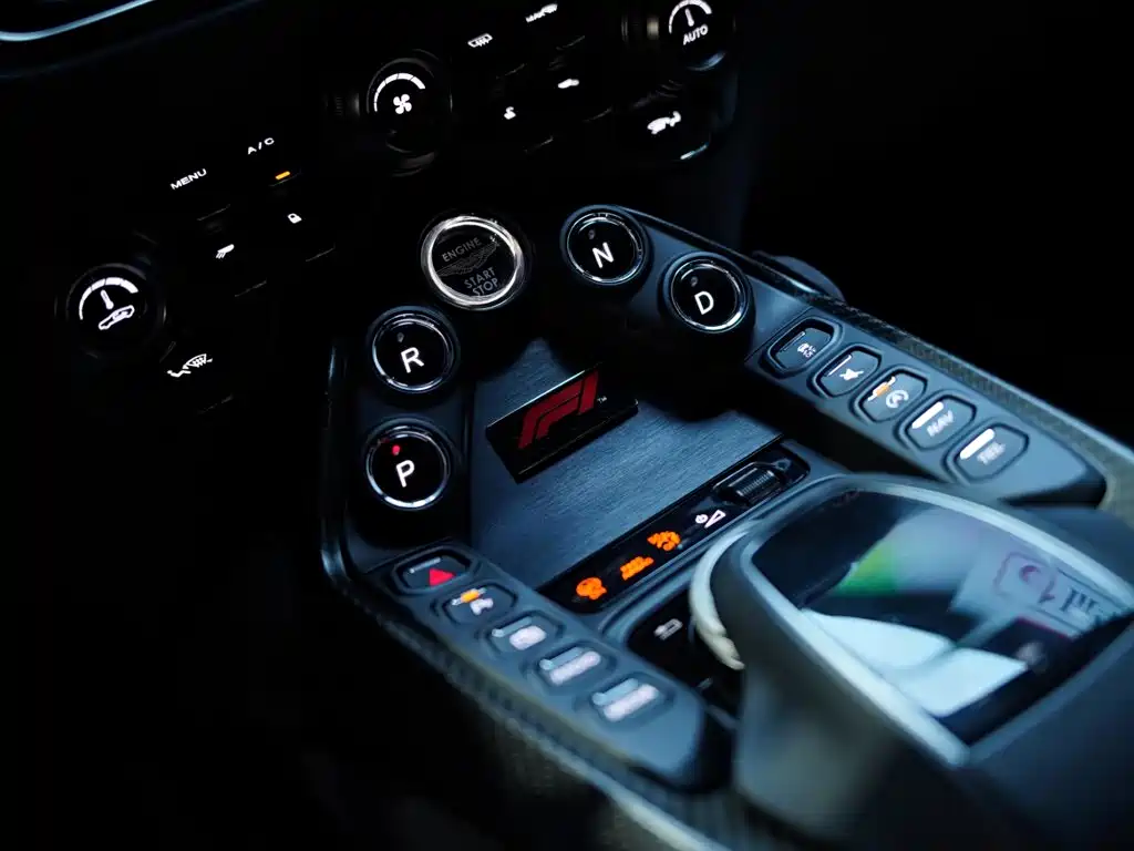 Aston Martin V8 Vantage — миниатюра 36