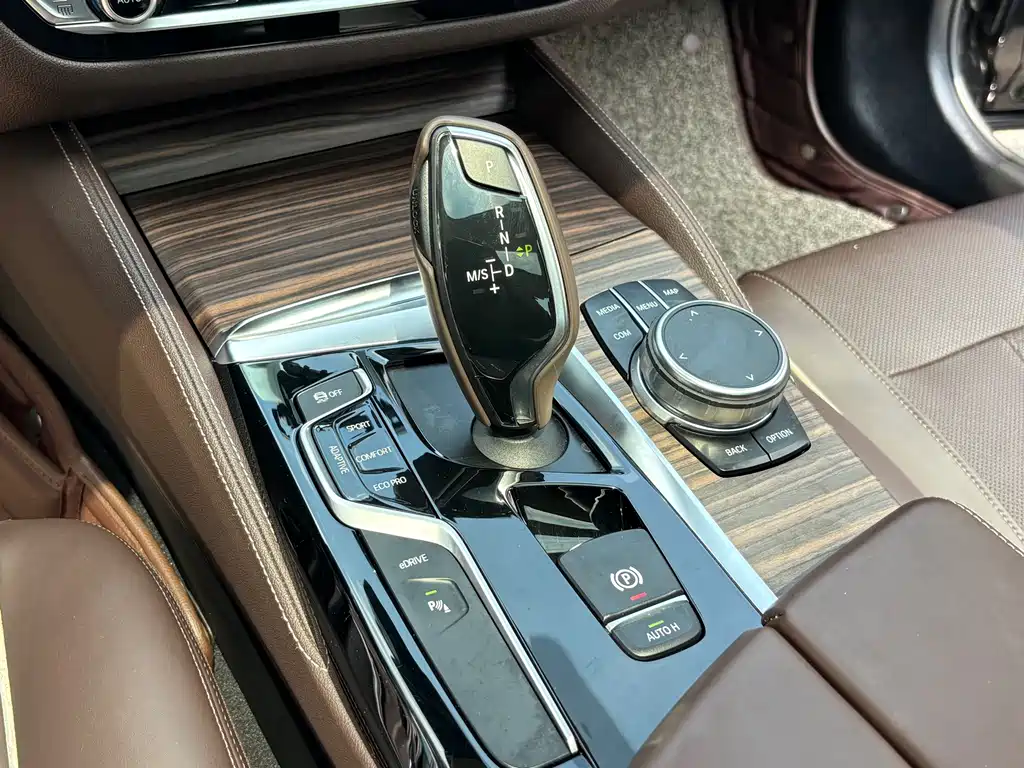 BMW 5 Series New Energy — миниатюра 21
