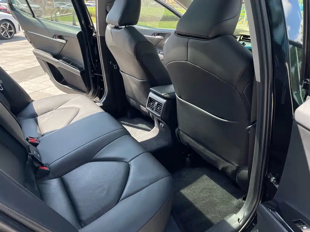 Toyota Camry — миниатюра 12
