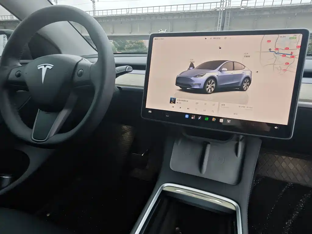 Tesla Model Y — миниатюра 9