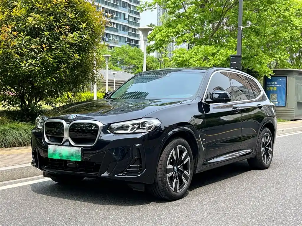 BMW iX3 2025