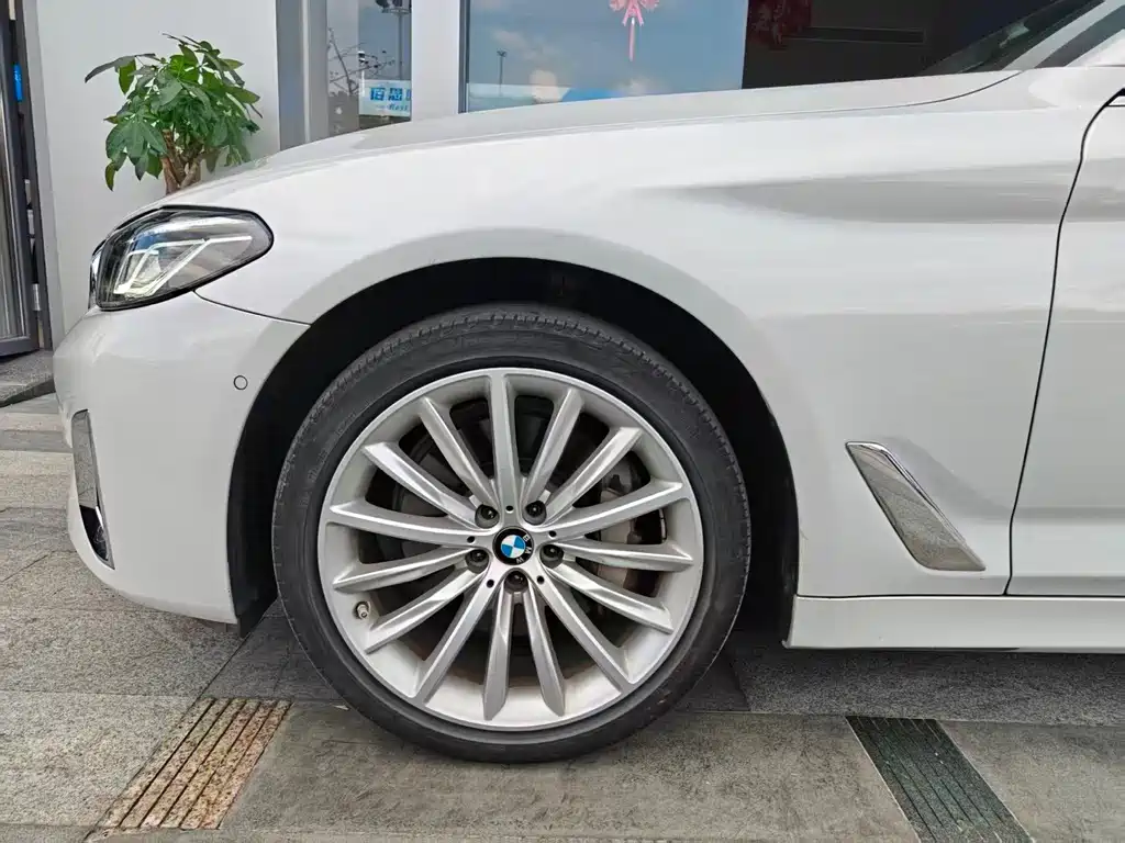 BMW 5 Series — миниатюра 3