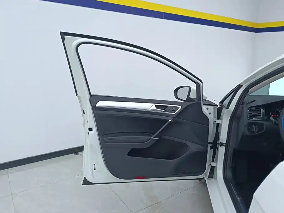 Volkswagen Golf EV — миниатюра 7