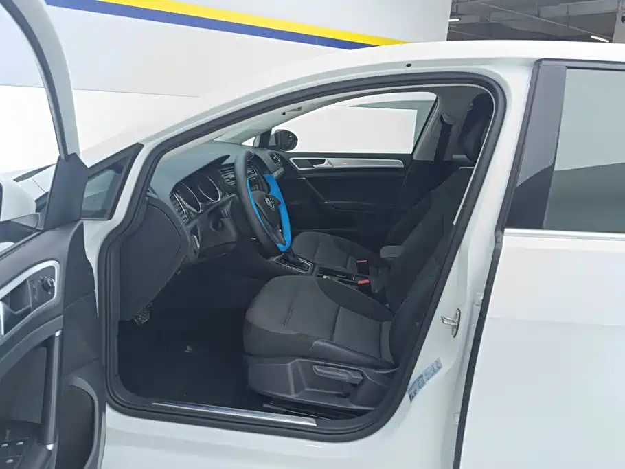 Volkswagen Golf EV — миниатюра 9
