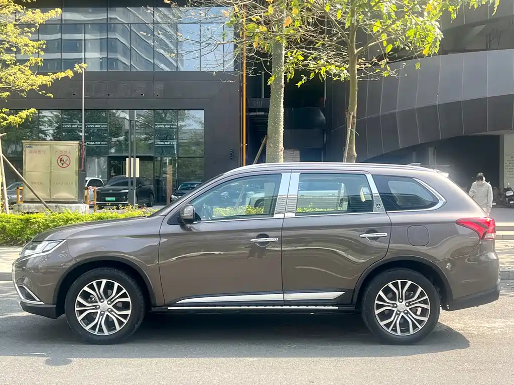 MITSUBISHI OUTLANDER