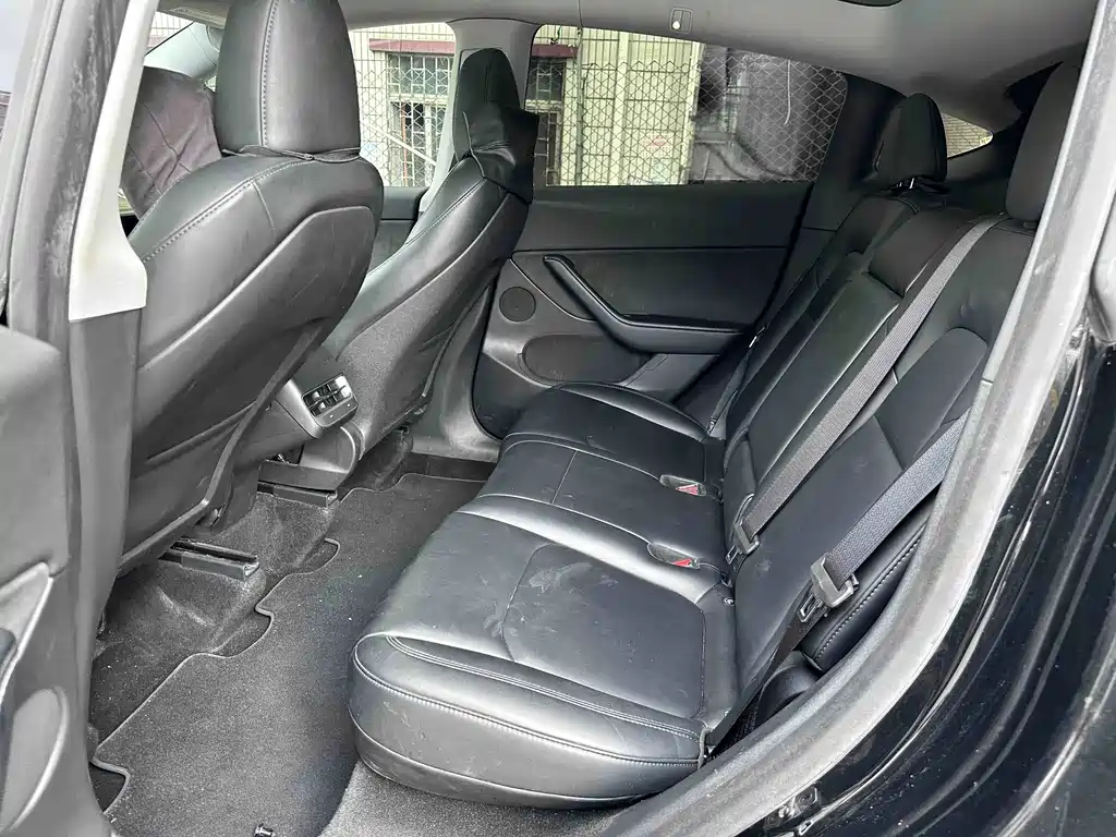 Tesla Model Y — миниатюра 13