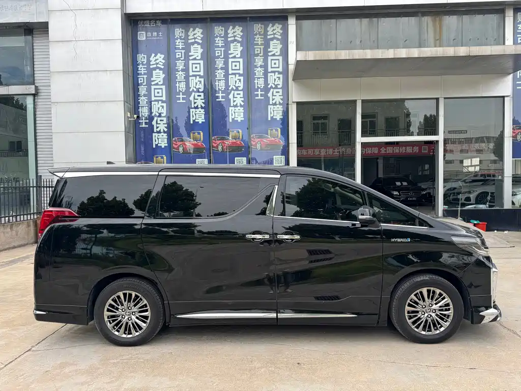 Toyota Alphard — миниатюра 11