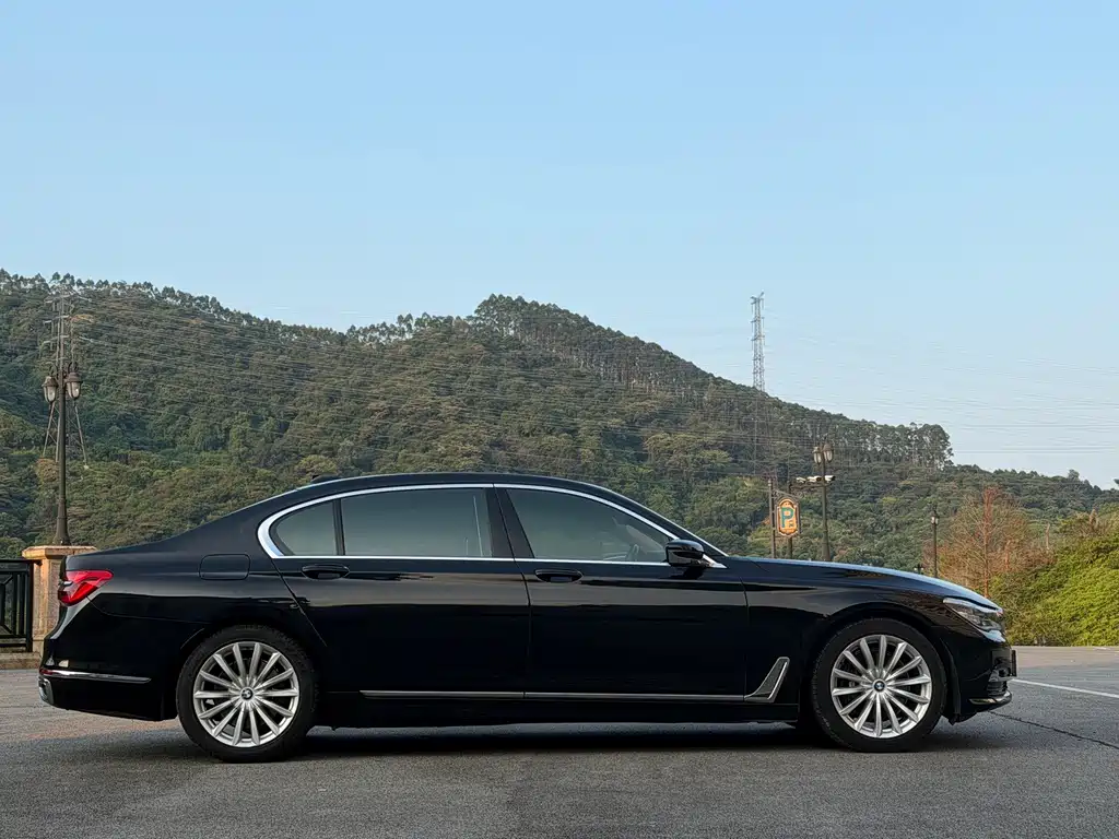 BMW 7 Series — миниатюра 7