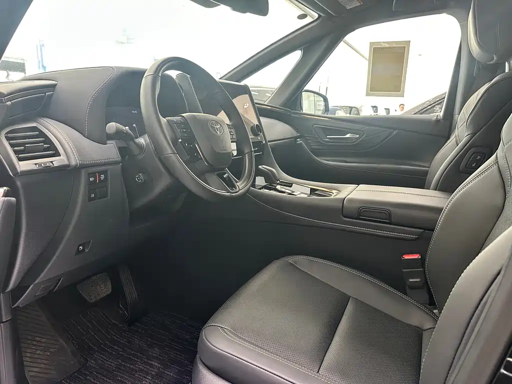 Toyota Alphard — миниатюра 4