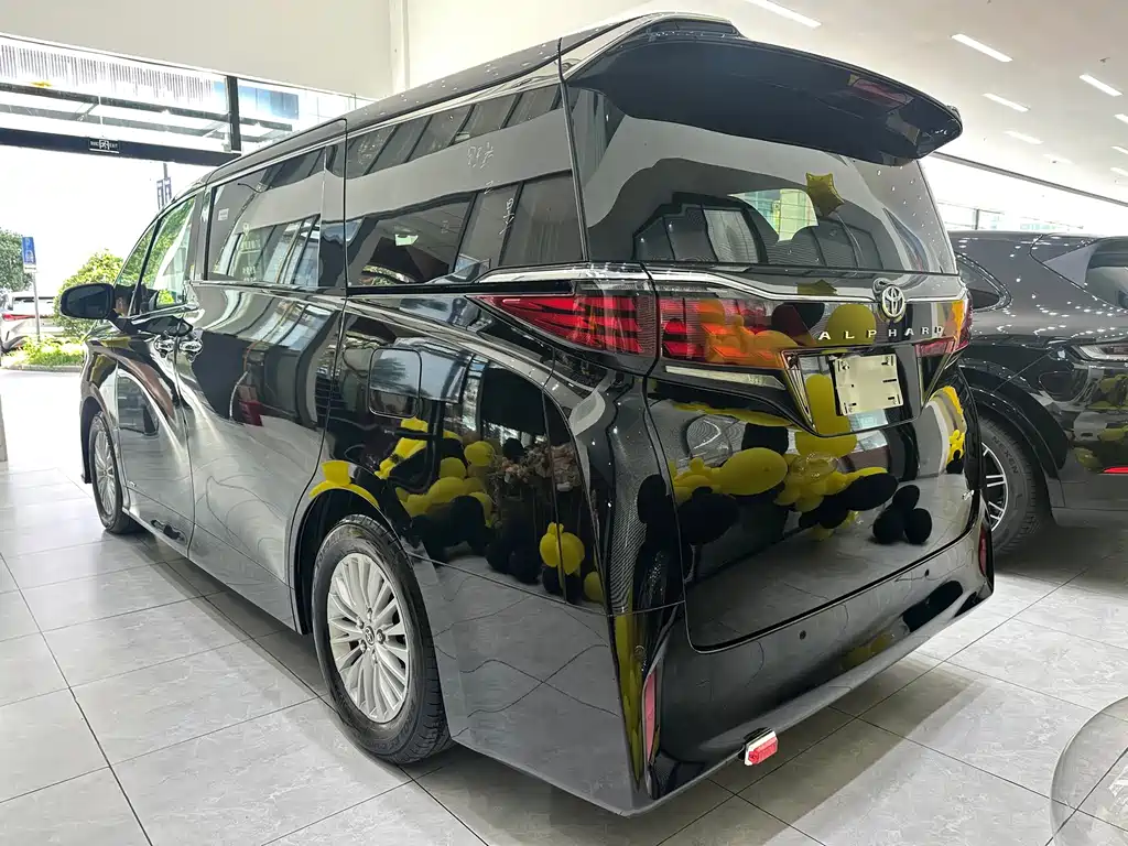 Toyota Alphard — миниатюра 11