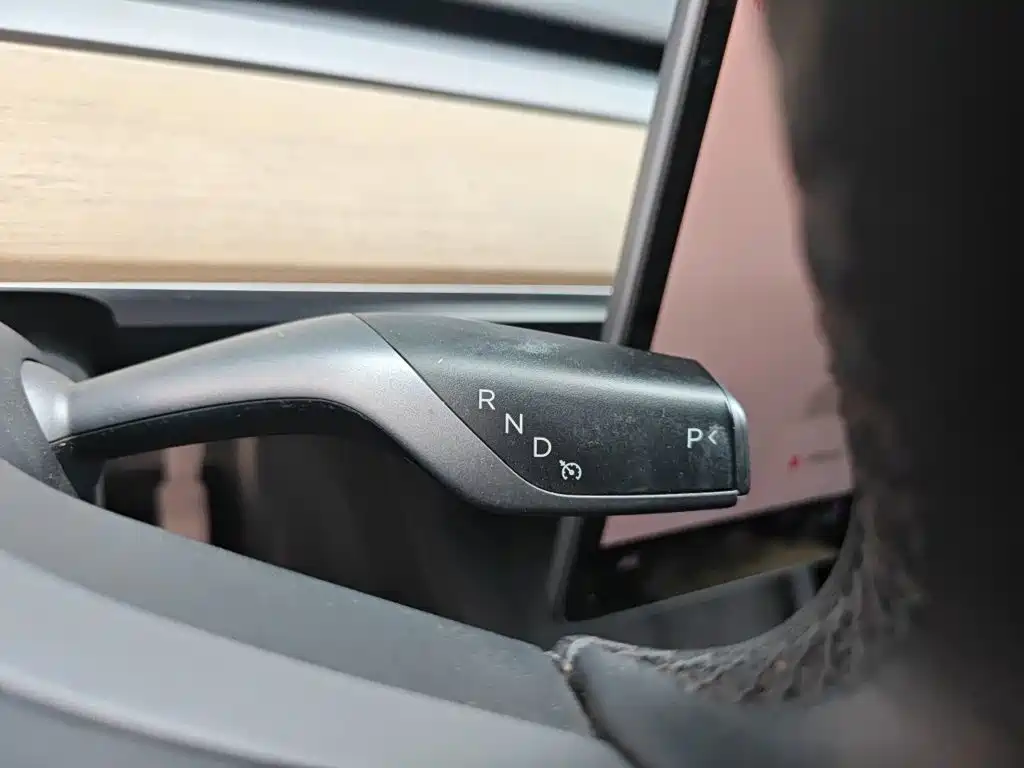 Tesla Model Y — миниатюра 10