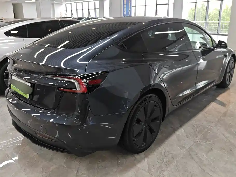 Tesla Model 3 — миниатюра 3