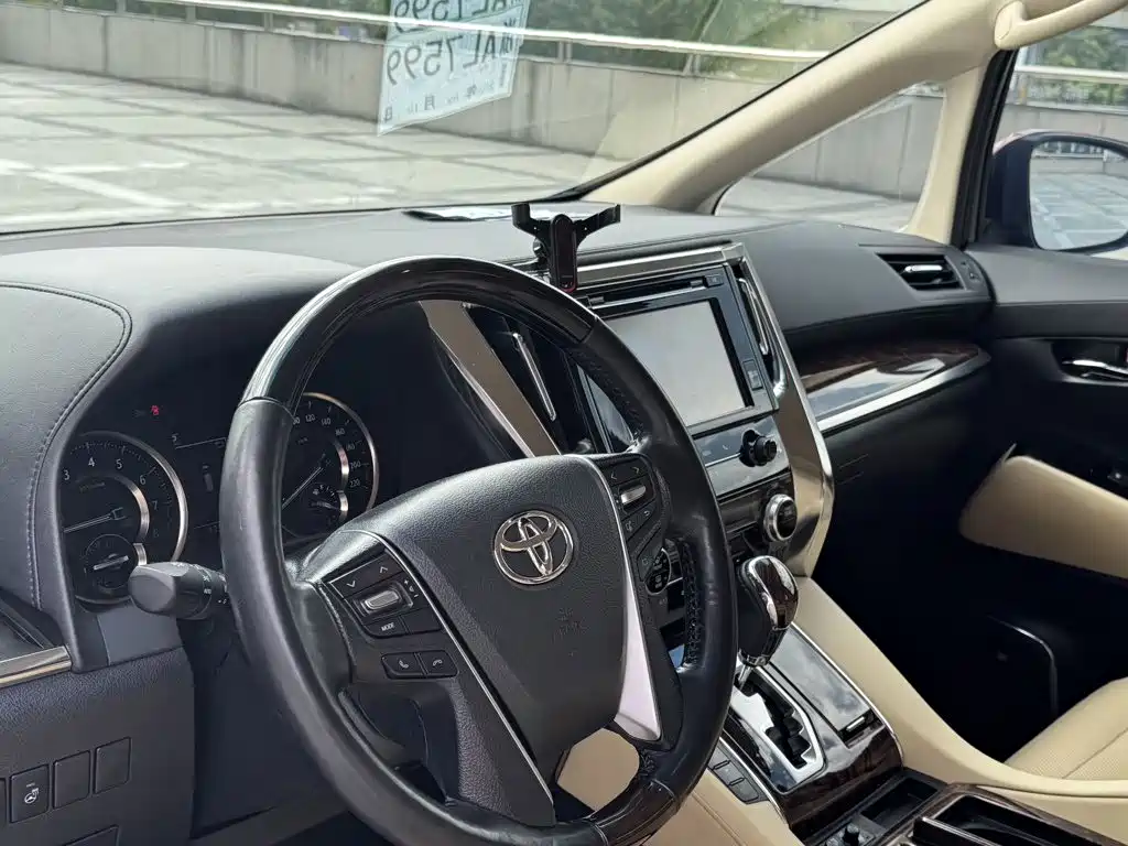 Toyota Alphard — миниатюра 12