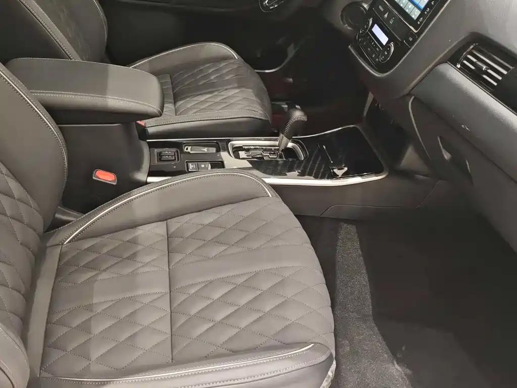 Mitsubishi Outlander — миниатюра 10