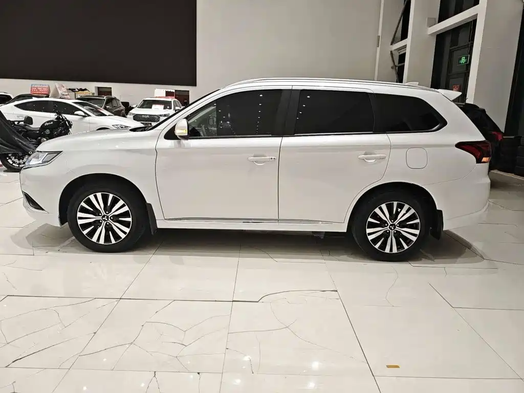 Mitsubishi Outlander — миниатюра 8