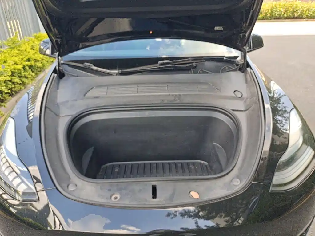Tesla Model Y — миниатюра 20