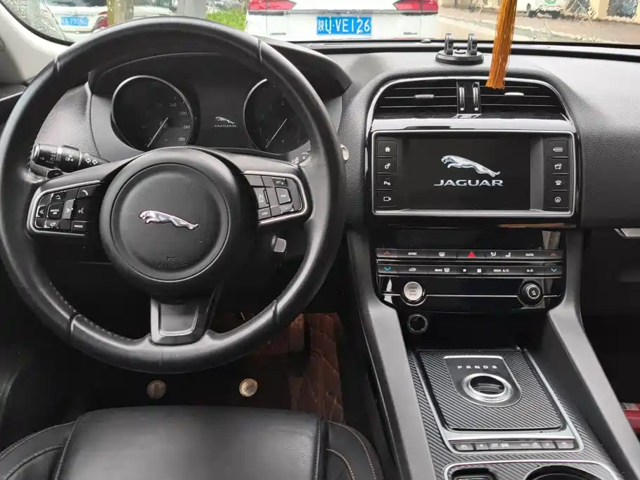 Jaguar F-PACE — миниатюра 12
