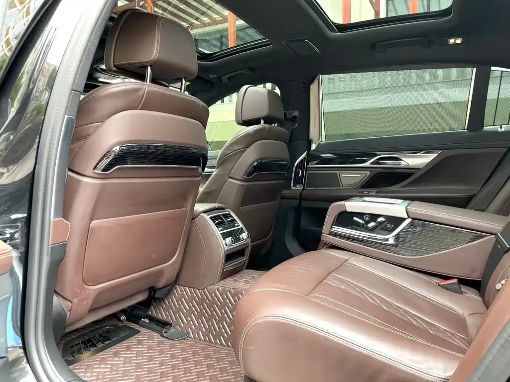 BMW 7 Series — миниатюра 4